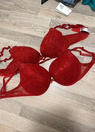 2 bh rood, merk: Secret Possessions, staat: Goed, maat: 85C, € 2,00, € 2,80 inclusief Kopersbescherming