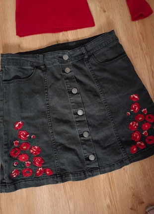Belle jupe en jeans courte noire boutonnée avec Motif floral brodé, T.40 Neuve, marca: Boutique Parisienne, estado: Novo sem etiquetas, tamanho: L / 40 / 12, €8.00, €9.10 inclui Proteção do Comprador