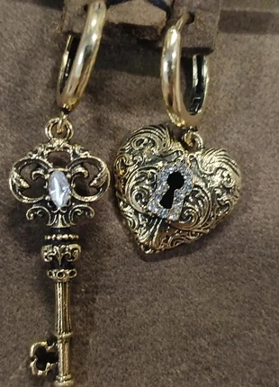 Vintage Asymmetric Key Earrings with Heart Accent, marque: Vintage Dressing, état: Neuf sans étiquette, 8,00 €, 9,10 € Protection acheteurs incluse