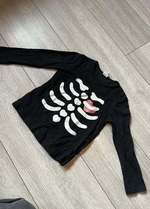 Longsleeve zwart met skelet ribben hartje, merk: H&M, staat: Heel goed, maat: 24-36 maanden / 92 cm, € 1,50, € 2,28 inclusief Kopersbescherming