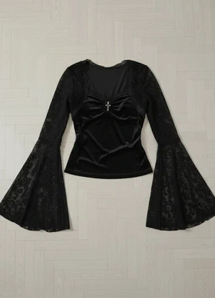 T-shirt femme Y2K dentelle et croix métallique, manches longues, col rond, style décontracté, marque: Vintage Dressing, état: Très bon état, taille: S / 36 / 8, 24,99 €, 26,94 € Protection acheteurs incluse