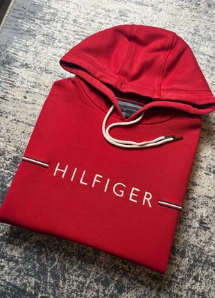 Pull à capuche Tommy Hilfiger – Rouge – Taille L – Très bon état (9/10), marca: Tommy Hilfiger, estado: Muito bom, tamanho: L, €28.00, €30.10 inclui Proteção do Comprador