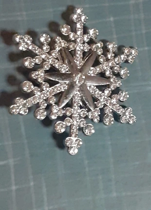Belle broche flacon du neige argente, marque: Strass, état: Neuf avec étiquette, 6,65 €, 7,68 € Protection acheteurs incluse