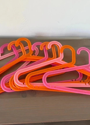 Lot de 10 cintres enfant IKEA orange et rose, marke: IKEA, zustand: Sehr gut, 2,00 €, 2,80 € inklusive Vinted-Käuferschutz