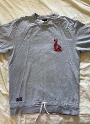 LRG. Camiseta Gris - Talla L - Logo Bordado y Cintura Ajustable - Streetwear, marca: LRG, estado: Muito bom, tamanho: L, €6.00, €7.00 inclui Proteção do Comprador
