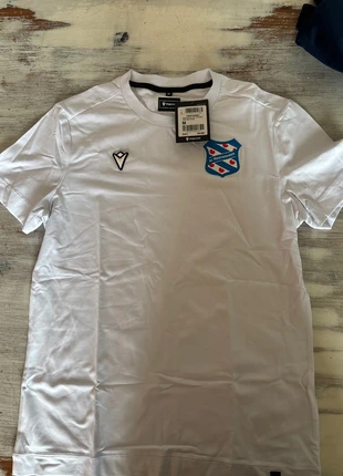 Sc Heerenveen t-shirt, merk: Macron, staat: Nieuw met prijskaartje, maat: M, € 15,00, € 16,45 inclusief Kopersbescherming