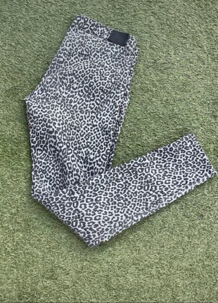 Pantalon juvenil animal print, merk: Pull & Bear, staat: Heel goed, maat: M / 38 / 10, € 4,00, € 4,90 inclusief Kopersbescherming