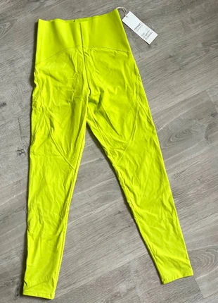 Leggings compresivos Oysho verde lima talla S Nuevo, brand: Oysho, condizioni: Nuovo con cartellino, taglia: S / IT 40 / EU 36, €25.00, €26.95 include la Protezione acquisti