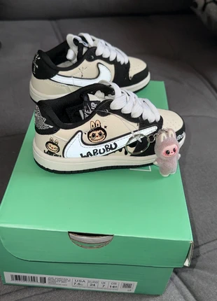 Labubu noires enfant – Travis + porte-clé, marque: labubu, état: Neuf avec étiquette, taille: 24, 60,00 €, 63,70 € Protection acheteurs incluse