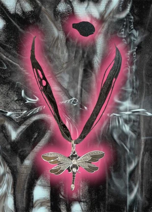 Silver Dragonfly Pendant Necklace on Black Ribbon, brand: y2k, condizioni: Nuovo senza cartellino, €10.00, €11.20 include la Protezione acquisti