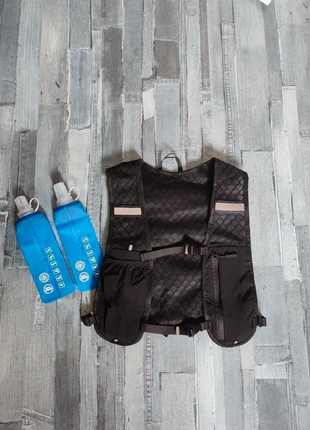 Running vests + 1 water bottle, brand: Vintage Dressing, condizioni: Nuovo senza cartellino, €24.00, €25.90 include la Protezione acquisti