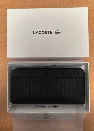 Portafoglio Lacoste grande in pelle effetto piqué Chantaco, brand: Lacoste, condizioni: Nuovo con cartellino, €109.00, €115.15 include la Protezione acquisti