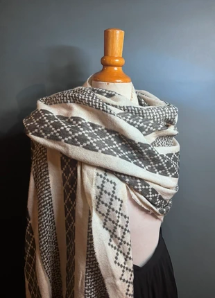 🩶 Grosse écharpe beige et grise, marque: Camaïeu, état: Très bon état, 5,00 €, 5,95 € Protection acheteurs incluse