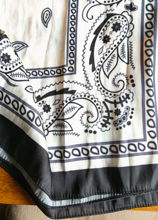 Big black and white trendy scarf satin like as new, merk: Trendy, staat: Heel goed, € 3,00, € 3,85 inclusief Kopersbescherming