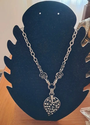 Collar en forma de hoja, merk: Local, staat: Nieuw met prijskaartje, € 5,00, € 5,95 inclusief Kopersbescherming