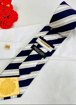 Cravate officielle Donald Trump neuve - médaillon fer Trump - soie violet à rayure blanc, marque: Donald J. Trump, état: Neuf sans étiquette, 66,00 €, 70,00 € Protection acheteurs (Pro) incluse