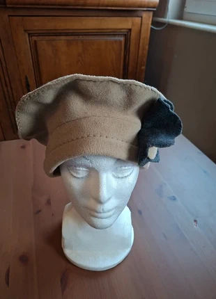 Joli béret beige et gris décoré d’une fleur sur le côté - Taille 56, état: Très bon état, taille: 56, 3,50 €, 4,38 € Protection acheteurs incluse