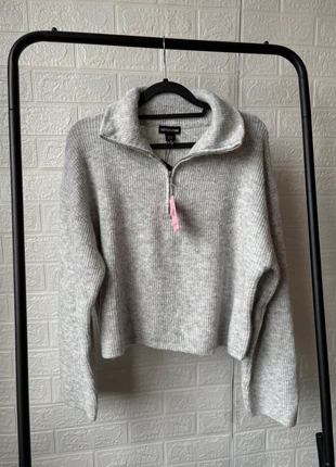 gray sweater with a zipper and a stand-up collar Prettylittlething, merk: PrettyLittleThing, staat: Nieuw met prijskaartje, maat: S / 36 / 8, € 24,99, € 26,94 inclusief Kopersbescherming