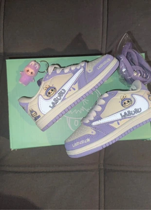 Baskets Labubu violet pastel – Travis+ porte-clé, marca: labubu, estado: Novo com etiquetas, tamanho: 26, €60.00, €63.70 inclui Proteção do Comprador