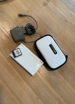 Nintendo DS Lite –chargeur, étui, jeu Mario & Sonic aux Jeux Olympiques – très bon état, marque: Nintendo, état: Très bon état, 65,00 €, 68,95 € Protection acheteurs incluse