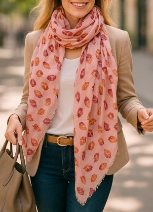 Superbe châle rose motifs lèvres 👄, marque: Boutique indépendante, état: Très bon état, 12,00 €, 13,30 € Protection acheteurs incluse