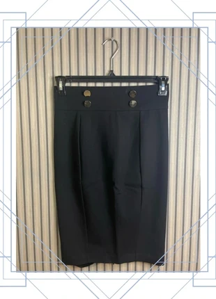 Jupe GUESS taille haute – boutons dorés & élégance, marque: GUESS, état: Très bon état, taille: M / 38 / 10, 9,00 €, 10,15 € Protection acheteurs (Pro) incluse