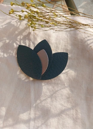 🎯 Pin's Lotus en "cuir" vegan, neuf, marque: Création Française, état: Neuf sans étiquette, 6,90 €, 7,95 € Protection acheteurs incluse