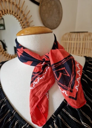 Foulard carré vintage en coton rouge et noir motif cheval 51x51 cm bandana, merk: Vintage, staat: Heel goed, € 5,00, € 5,95 inclusief Kopersbescherming Pro