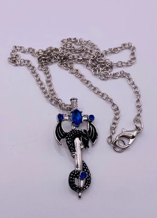 Bellissima collana in acciaio con ciondolo spada con dragone e pietra blu centrale, marca: Bobidibu, estado: Nuevo sin etiquetas, 6,40 €, 7,42 € Protección al comprador incluida