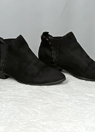 Bottines noires à fermeture élastique avec détails rouges Taille 38, brand: Inconnu, condizioni: Buone, taglia: 38, €5.00, €5.95 include la Protezione acquisti Pro