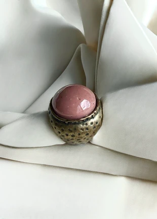 Bague vintage statement en laiton martelé avec pierre rose - Asos Design, marque: ASOS, état: Très bon état, taille: 16,5 mm, 2,00 €, 2,80 € Protection acheteurs incluse