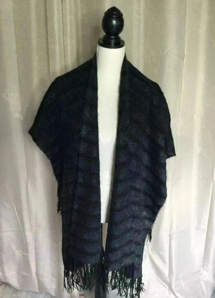 Poncho noir très chaud femme - Belcci - Taille unique, marque: "BELCCI", état: Très bon état, taille: Taille unique, 14,00 €, 15,40 € Protection acheteurs (Pro) incluse