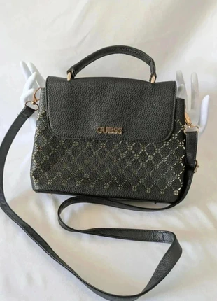 Sac noir GUESS ref. 493.180 – chic, structuré, en très bon état, marque: GUESS, état: Très bon état, 31,00 €, 33,25 € Protection acheteurs (Pro) incluse