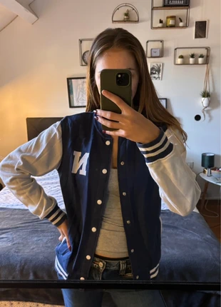 Veste Style Université H&M Bleue Marine Et Blanche N Taille XS Femme, marque: H&M, état: Très bon état, taille: XS / 34 / 6, 9,99 €, 11,19 € Protection acheteurs incluse