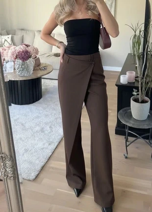 Pantalon chocolat taille haute à coupe croisée chic et fluide taille S, marke: KMIA, zustand: Sehr gut, größe: S / 36 / 8, 45,00 €, 47,95 € beinhaltet Vinted-Käuferschutz Pro