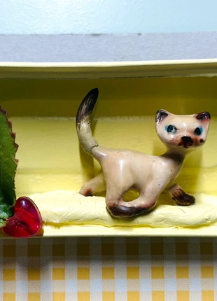 Porcelein Siamees katje in sardien blikje. Handgemaakt, marque: handmade by me, état: Neuf sans étiquette, 10,00 €, 11,20 € Protection acheteurs incluse