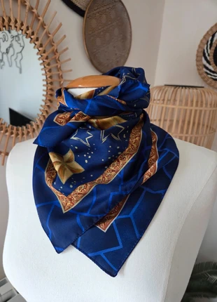 🧣Foulard carré vintage 67x67 cm bleu nuit à motif étoiles + soleil, merk: Vintage, staat: Heel goed, € 6,00, € 7,00 inclusief Kopersbescherming Pro