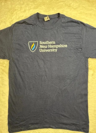 3117. T-shirt Southern New Hampshire University bleu marine – Gildan M, marke: Gildan, zustand: Sehr gut, größe: M, 10,00 €, 11,20 € inklusive Vinted-Käuferschutz