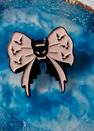 Bow bat Pins goth rock punk witch alt y2k wicca pastel kawaii spooky magic, marke: Witch, zustand: Sehr gut, 3,00 €, 3,85 € beinhaltet Vinted-Käuferschutz Pro