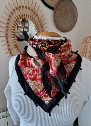 Joli Foulard écharpe carré en coton tons noir/ rouge/ beige à motifs 100x100 cm, brand: Boutique indépendante, condition: Very good, €6.00, €7.00 includes Buyer Protection Pro