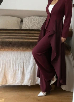 Ensemble tailleur bordeaux Veste longue à volants & Pantalon large - 920, marque: etrgu, état: Très bon état, taille: S / 36 / 8, 59,99 €, 63,69 € Protection acheteurs (Pro) incluse