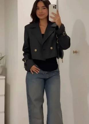 Veste noire courte chic à boutons dorés, coupe moderne et épurée taille M, marque: Vintage Chic, état: Très bon état, taille: M / 38 / 10, 62,00 €, 65,80 € Protection acheteurs incluse