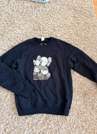 Pull Kaws taille S Uniqlo, marque: Kaws, état: Très bon état, taille: S, 15,00 €, 16,45 € Protection acheteurs incluse