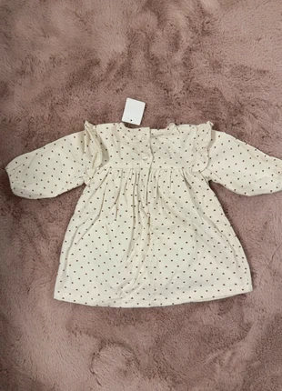 White baby dress with brown hearts, brand: Zeeman, condizioni: Nuovo con cartellino, taglia: 3-6 mesi / 62 cm, €3.00, €3.85 include la Protezione acquisti