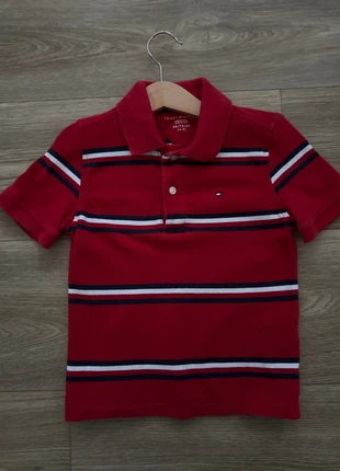 Polo Tommy Hilfiger, merk: Tommy Hilfiger, staat: Heel goed, maat: 4 jaar / 104 cm, € 15,00, € 16,45 inclusief Kopersbescherming
