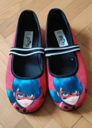 Chaussons Miraculous Taille 35 - Très Bon État - 100% Original, marke: Miraculous, zustand: Sehr gut, größe: 35, 1,90 €, 2,70 € beinhaltet Vinted-Käuferschutz Pro