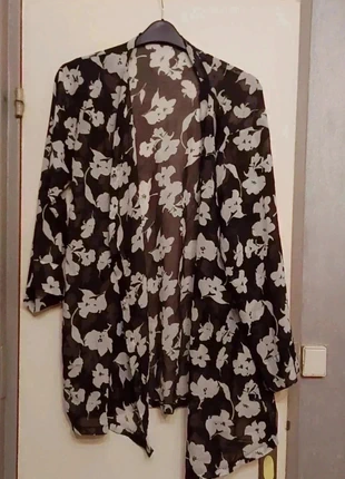 Kimono noir avec fleurs blanche, sans boutons, Taille XL, marque: Anne Klein, état: Très bon état, taille: XL / 42 / 14, 6,00 €, 7,00 € Protection acheteurs incluse
