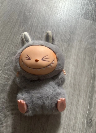 Labubu gris popmart, marque: POPMART, état: Très bon état, taille: 3 ans / 98 cm, 20,00 €, 21,70 € Protection acheteurs incluse