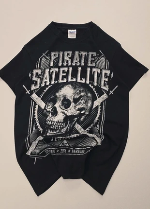 T-Shirt Y2K Alternative Gothic Gildan Pirate Satellite Graphic Regular Fit Black, merk: Vintage Dressing, staat: Heel goed, maat: S, € 14,50, € 15,93 inclusief Kopersbescherming