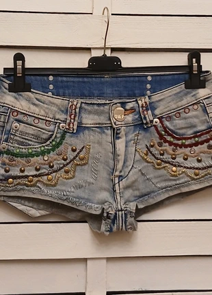 Mini Shorts Denim Girl Y2K con Dettagli Ricamati e Borchie Stile unico e Audace, brand: y2k, condizioni: Ottime, taglia: M / IT 42 / EU 38, €12.00, €13.30 include la Protezione acquisti